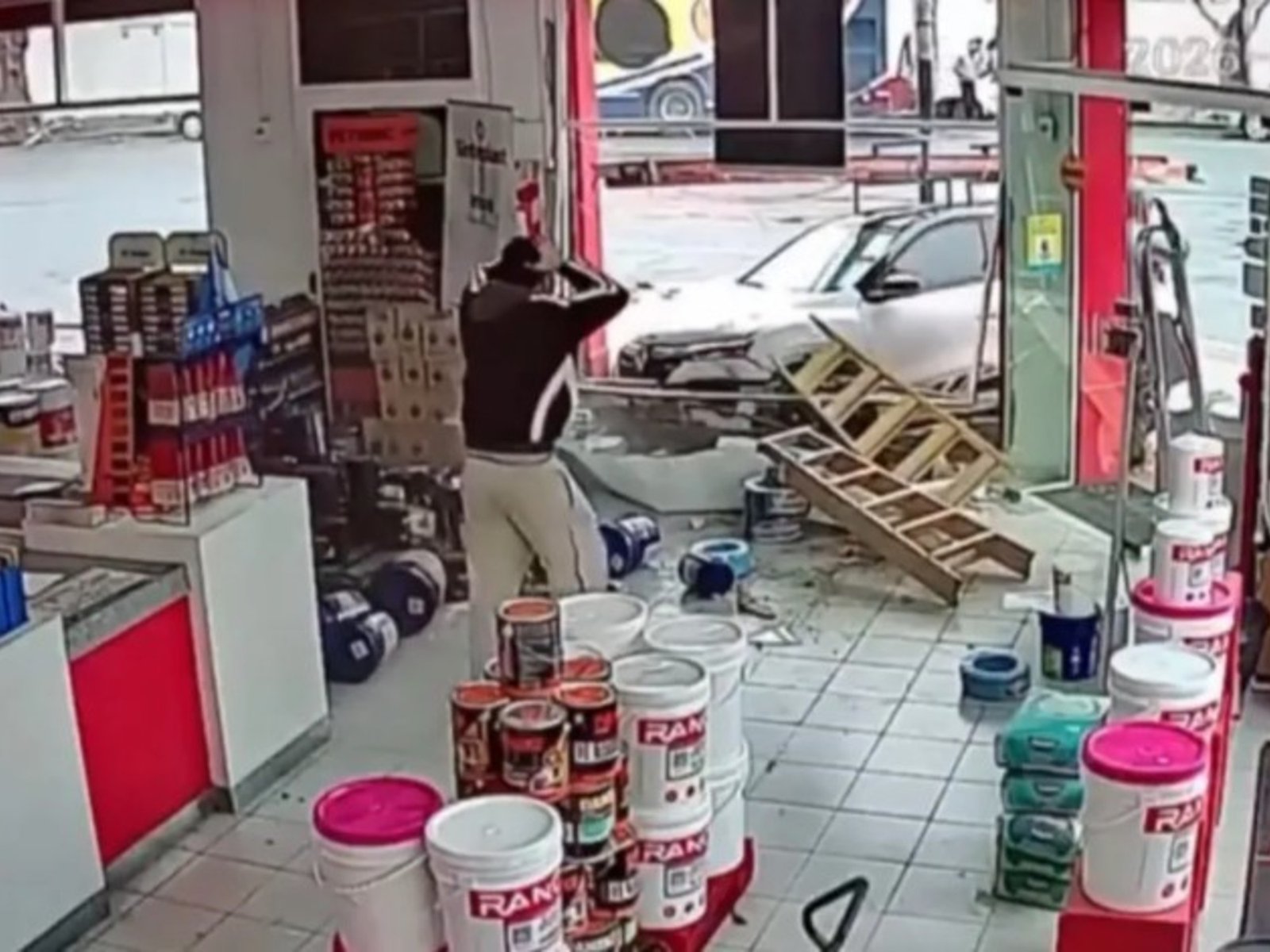 el video del impacto y la reacción del empleado del local