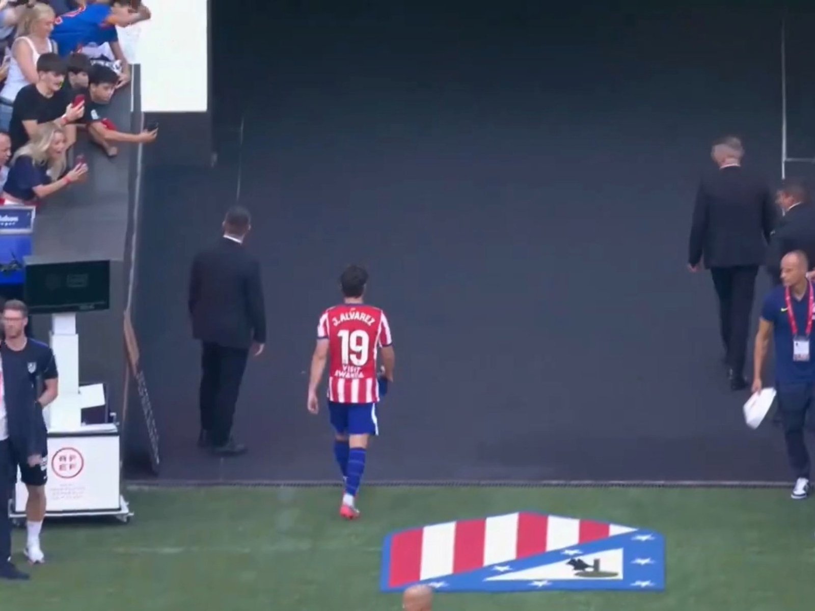 entre los silbidos de los hinchas del Atlético y un deseo que está lejos de Madrid