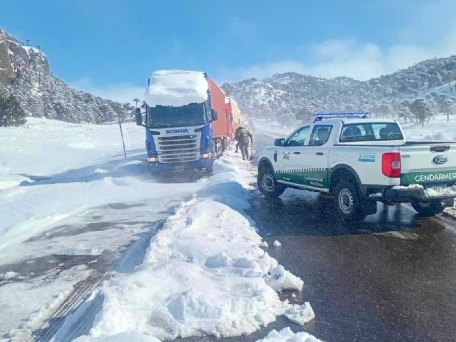 hay miles de camiones varados, más de quince pasos internacionales cerrados y activan protocolos de emergencia