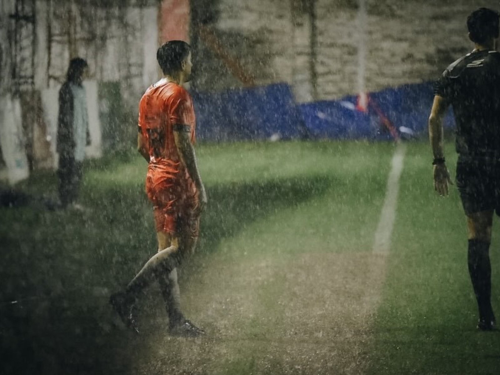jugaron bajo un diluvio en la Primera C, el árbitro no lo suspendió y terminaron empapados en una cancha imposible