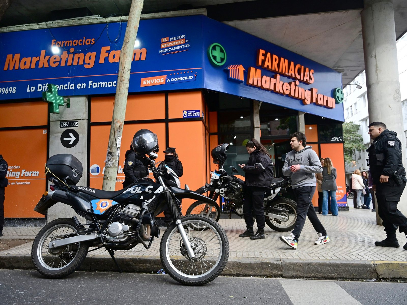 la encargada de una farmacia fue apuñalada por su expareja dentro del local