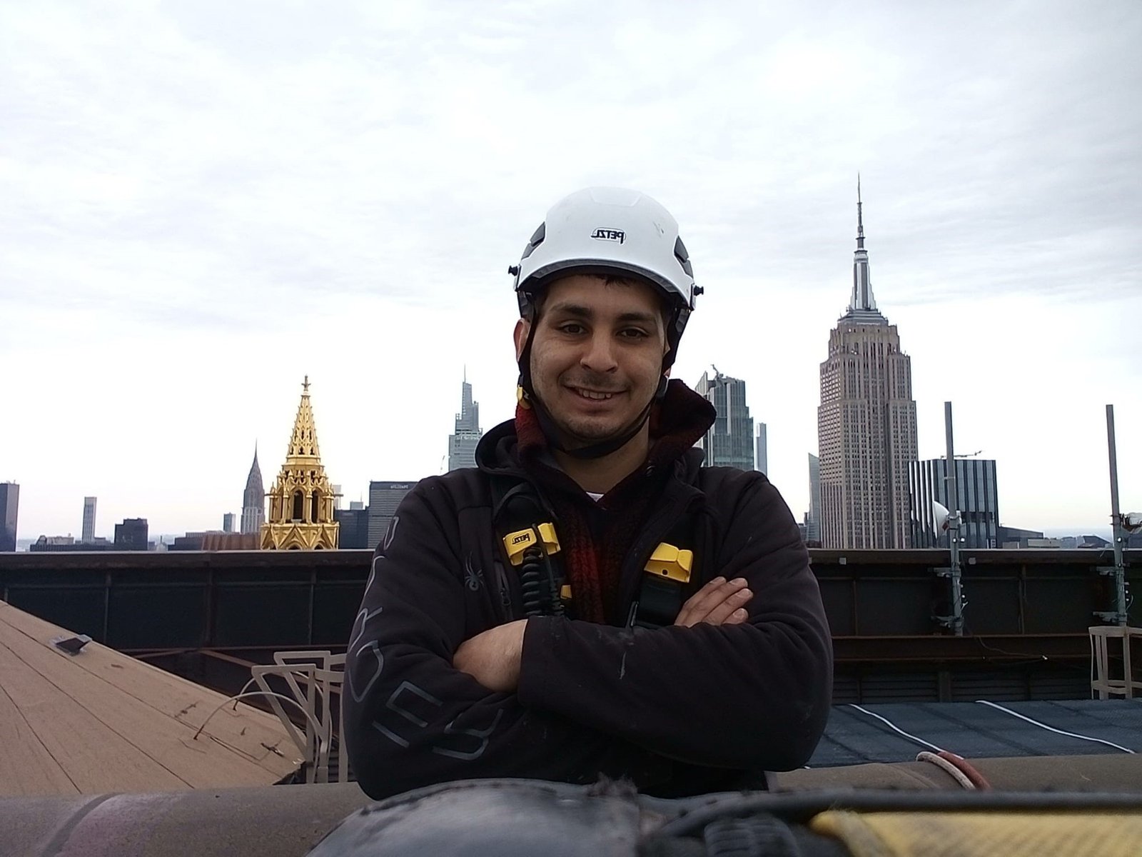 la historia del argentino que trabaja colgado de los edificios y llegó hasta la antena del Empire State