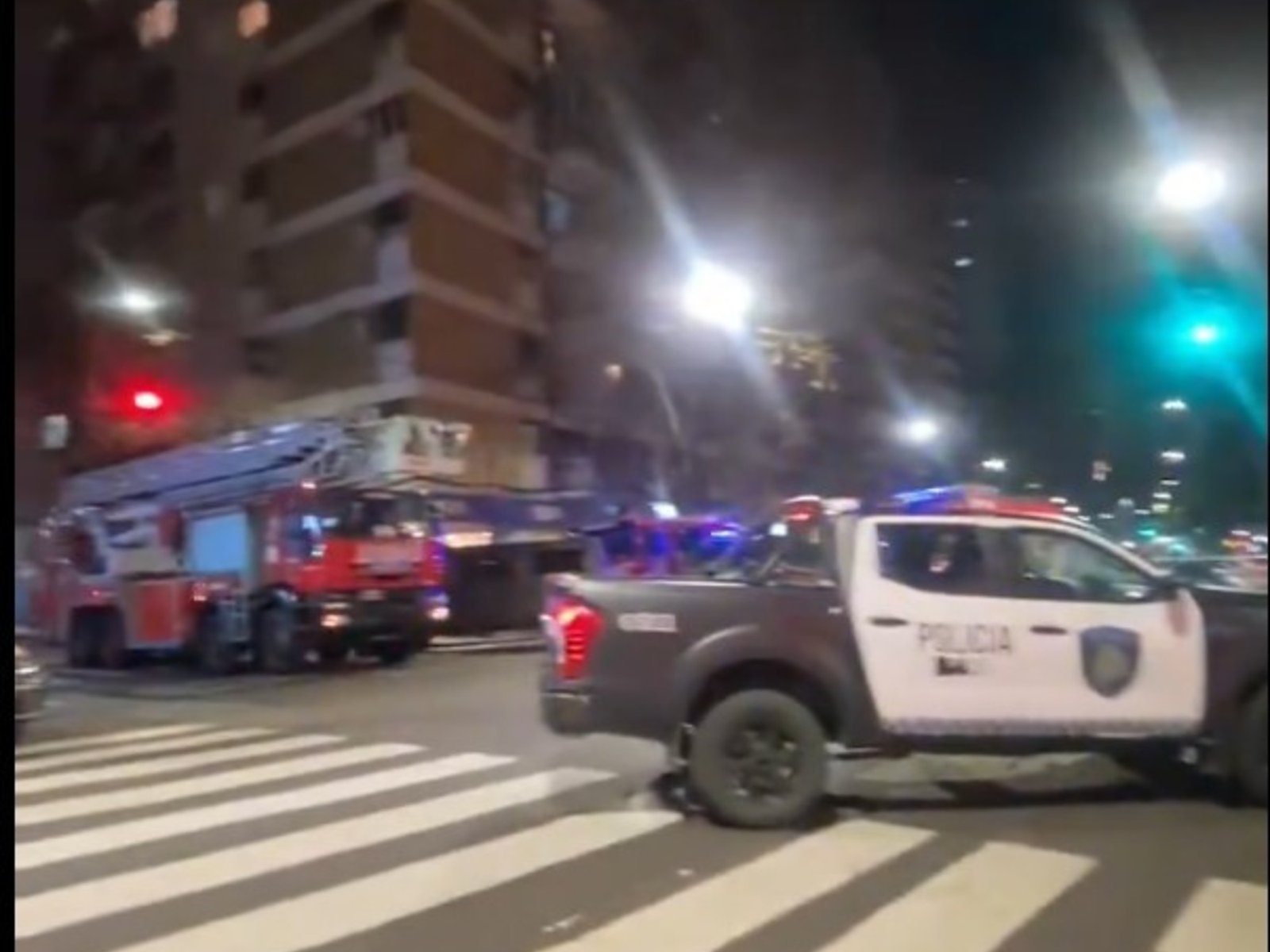 la policía tuvo que entrar por la ventana a un piso 14 para controlar la situación