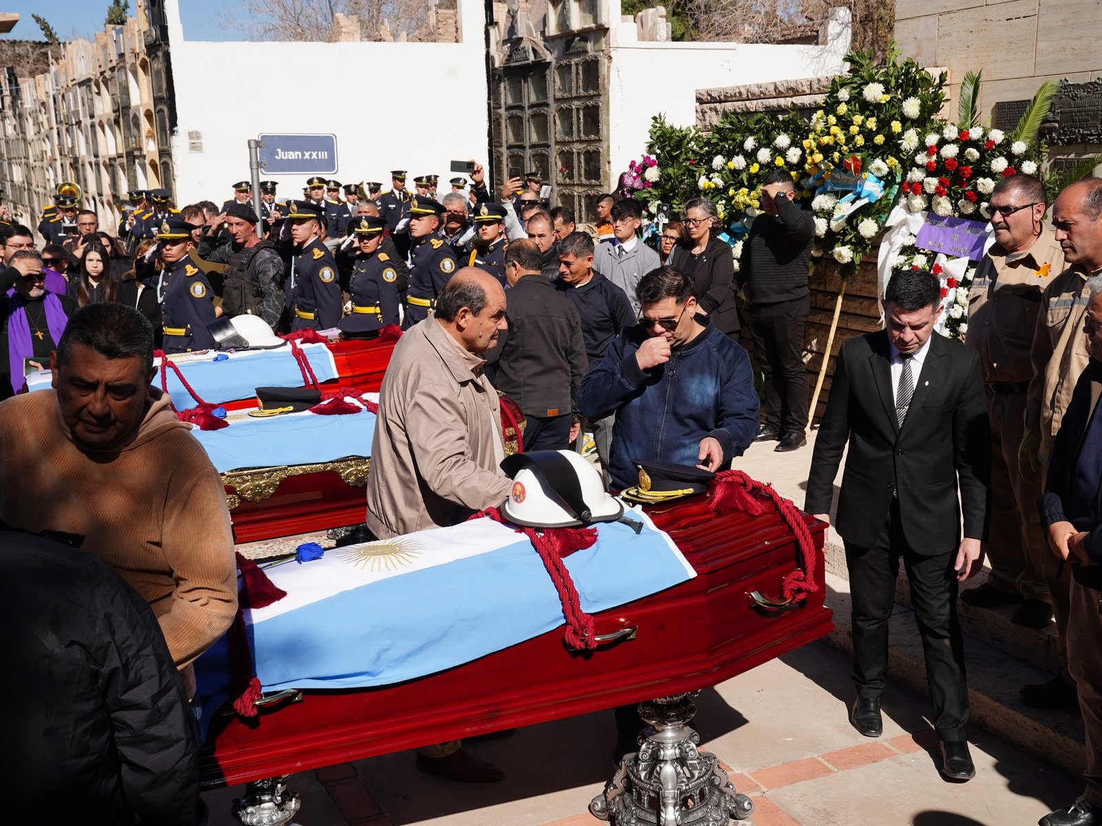 lágrimas y aplausos en el adiós a los cuatro "héroes" de San Juan