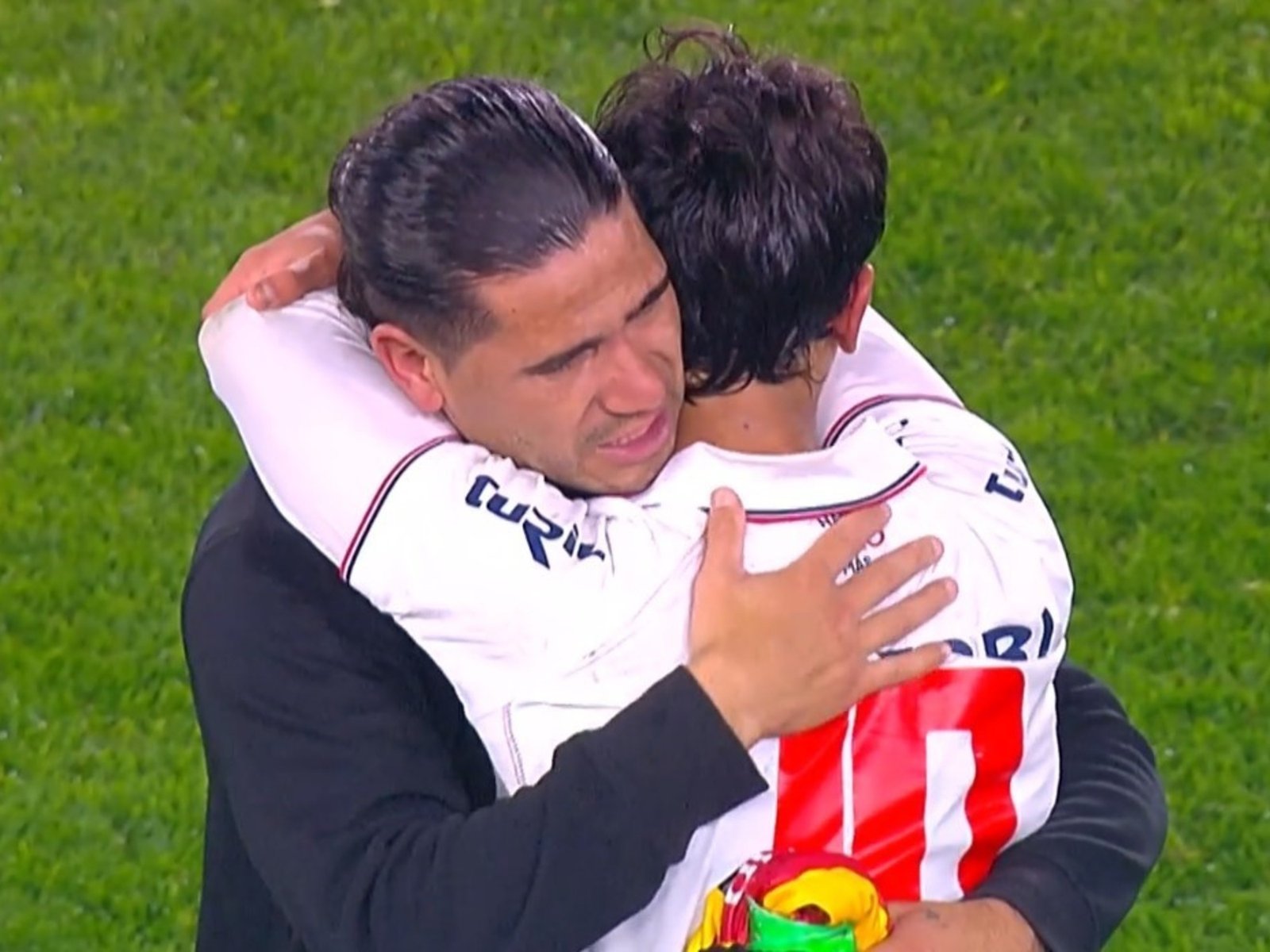 padre e hijo fueron rivales y terminaron llorando juntos tras el partido