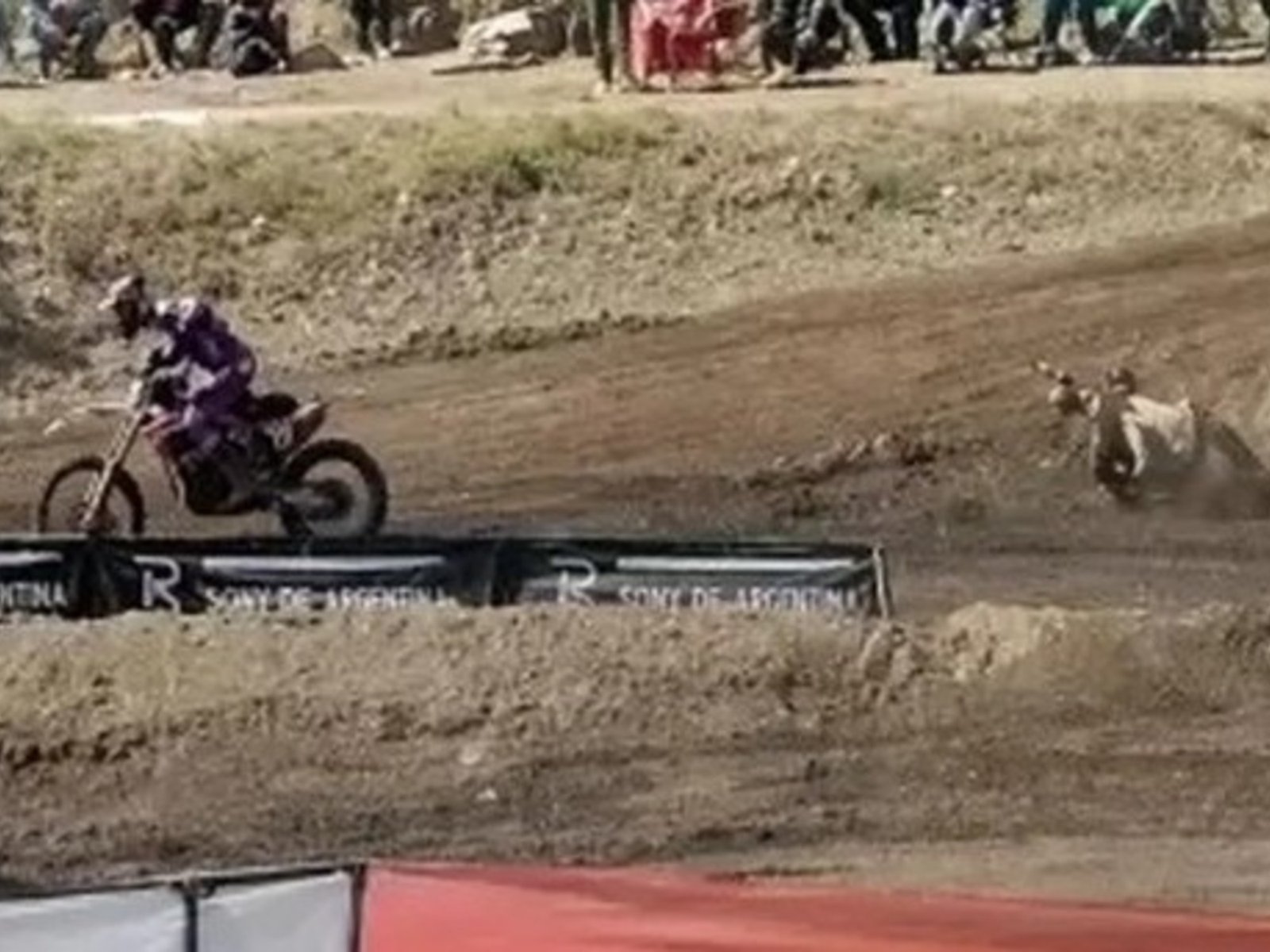 un fotógrafo fue embestido durante una carrera de motocross y sufrió múltiples fracturas