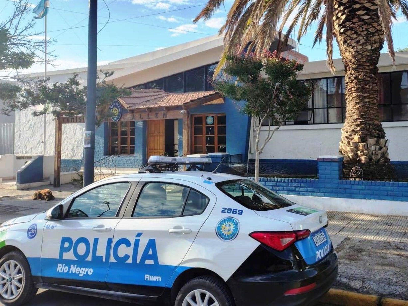 un hombre apuñaló a su pareja, agredió a un policía y murió cuando intentaba escapar