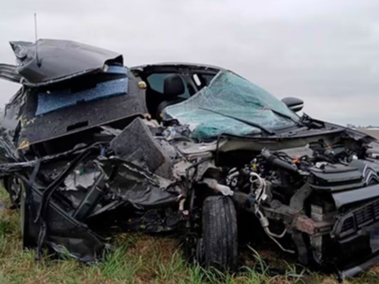 un joven murió cuando volvía del velorio de su hermana, y una mujer perdió la vida tras colisionar con un camión