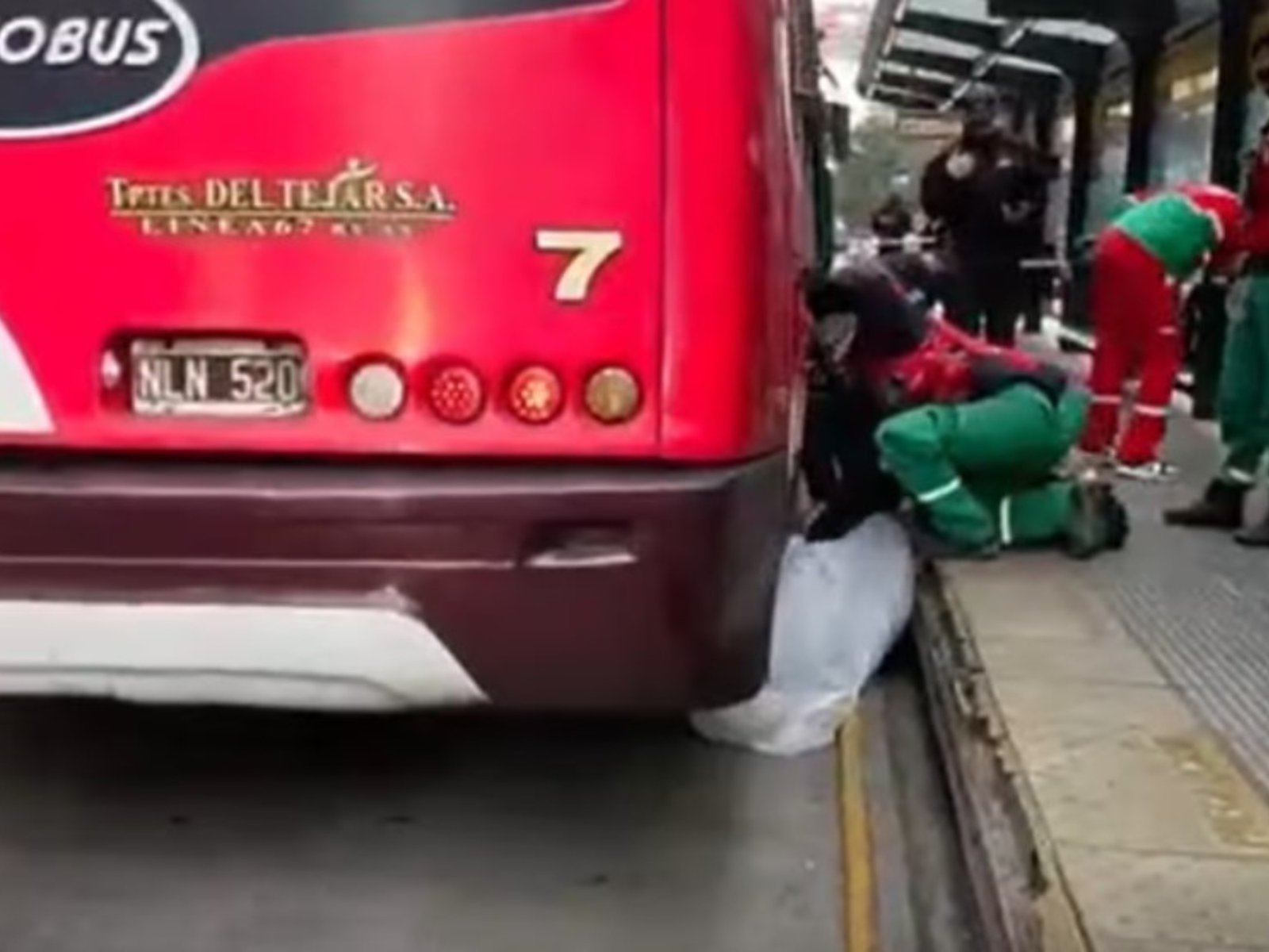 una jubilada bajaba del colectivo, se le enganchó un pie y murió tras ser arrastrada en un carril del Metrobus