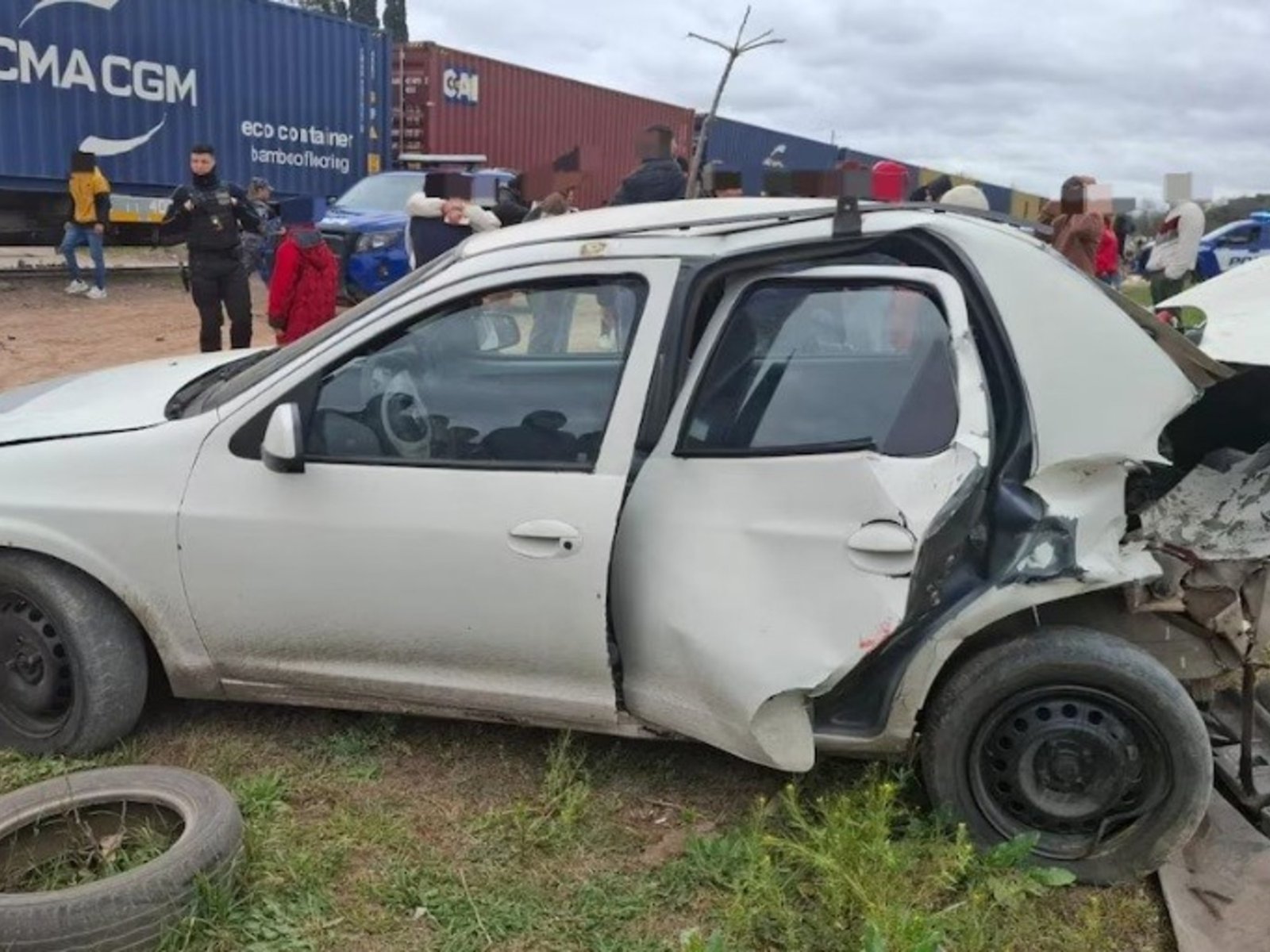 una mujer quedó atrapada dentro del vehículo