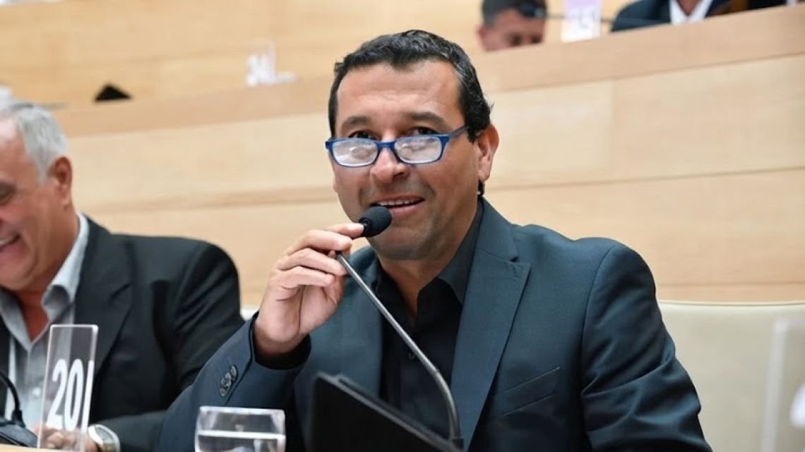 ¿Giro o error en la convocatoria? La licencia de Flores se define este miércoles en la Unicameral
