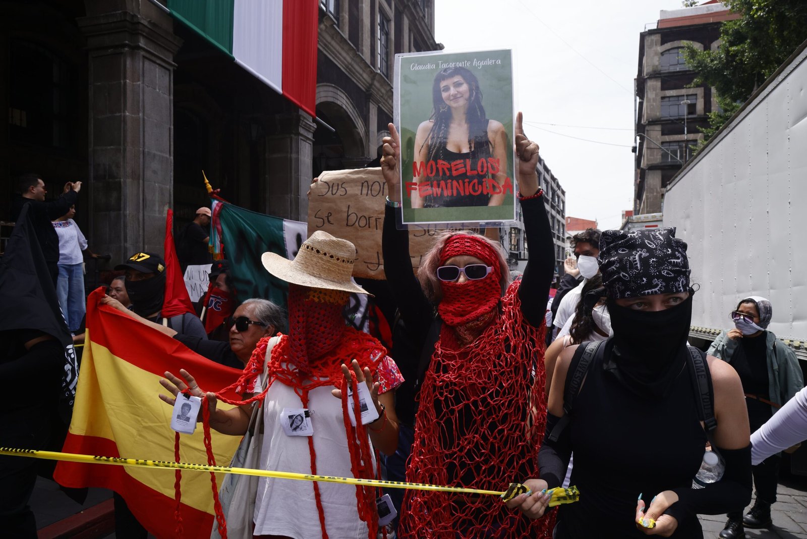 Marcha de estudiantes por el feminicidio de Claudia Tacoronte, en Cuernavaca, Morelos, este martes.