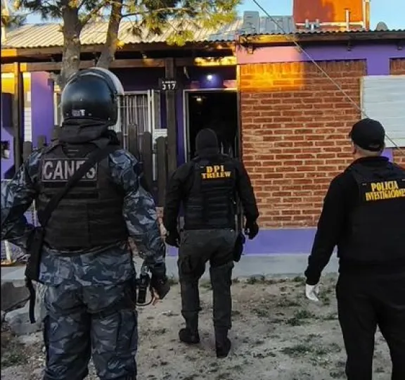 A un mes de la muerte del asaltante en la joyería de Trelew se hicieron siete allanamientos