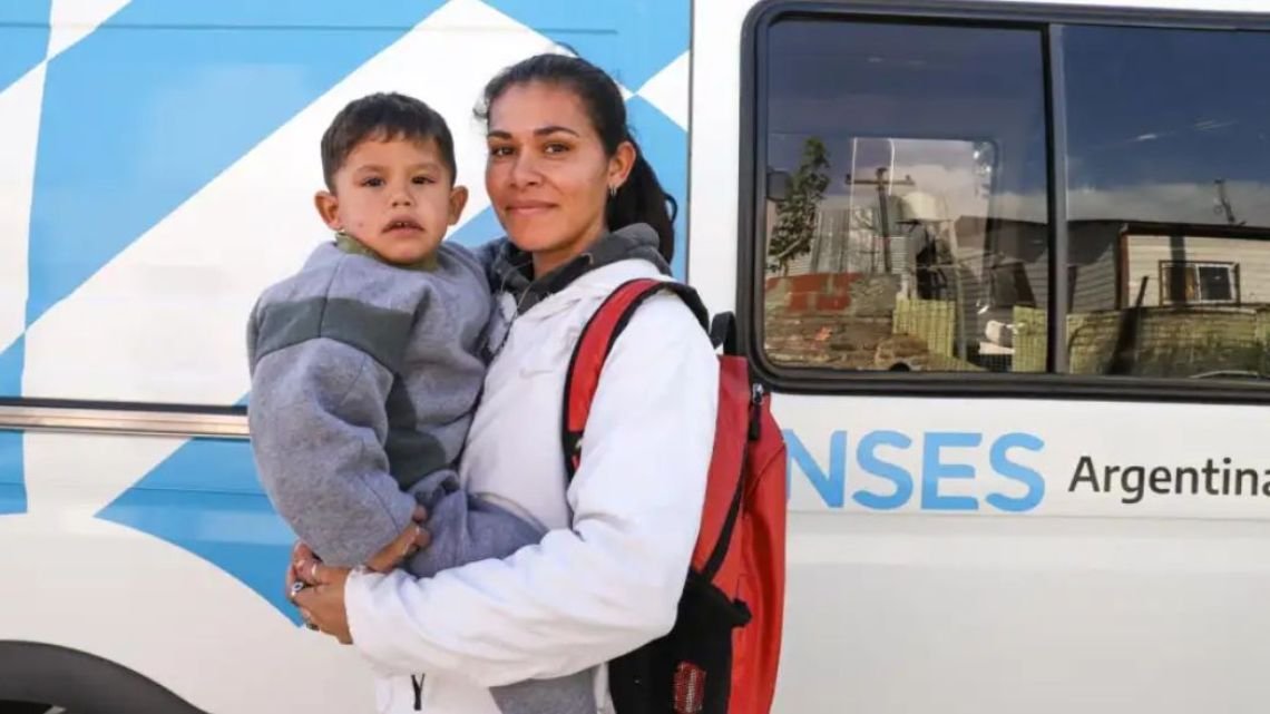 AUH: el gobierno dispuso cambios en la acreditación de salud y escolaridad