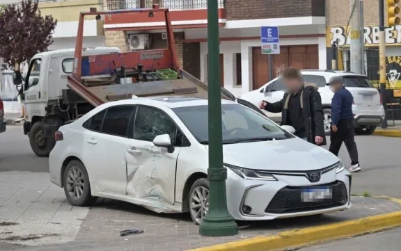 Accidente vial en Fontana y Don Bosco: un auto terminó sobre la vereda