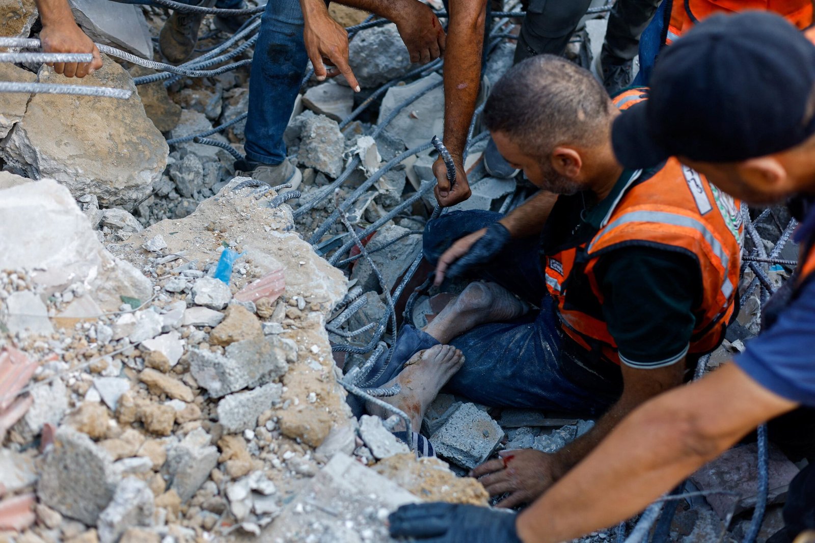 Al menos 20 gazatíes mueren al derrumbarse el edificio en el que se refugiaban, parcialmente destruido por los bombardeos israelíes