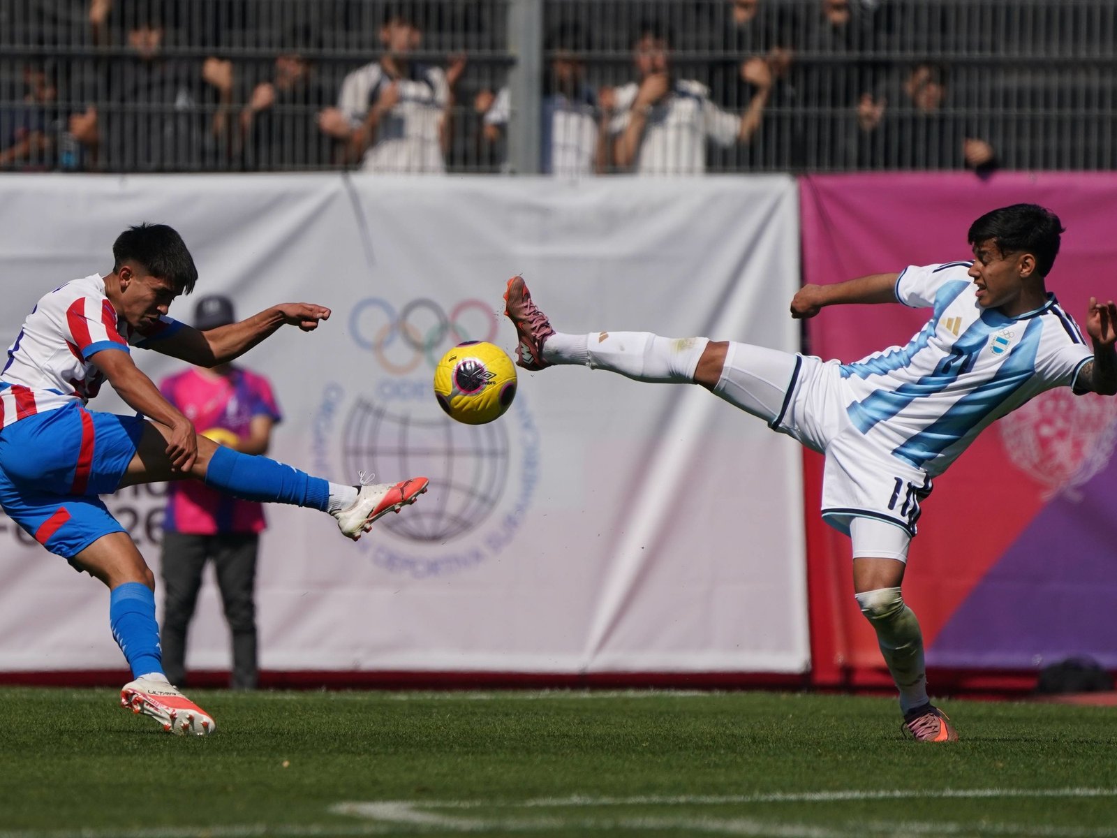 Argentina debutó en fútbol y armó una fiesta en cancha de Newell’s pero terminó cayendo con Paraguay