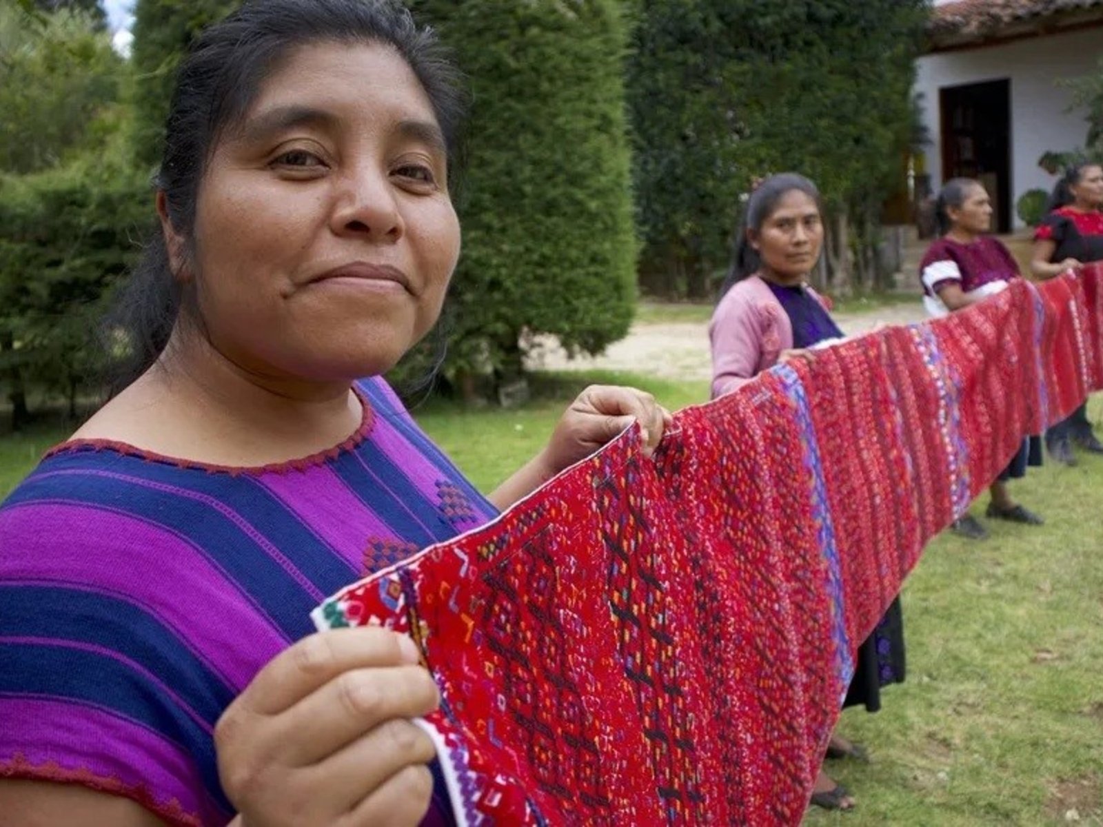 Artesanas de Chiapas registran 208 diseños ancestrales para evitar que las grandes marcas los copien