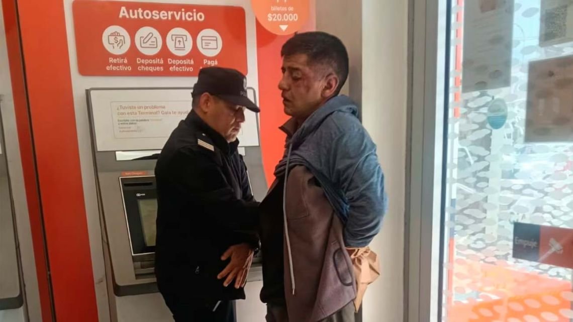 Así fue el intento de robo en un banco de Lomas del Mirador: un delincuente fue reducido por los clientes