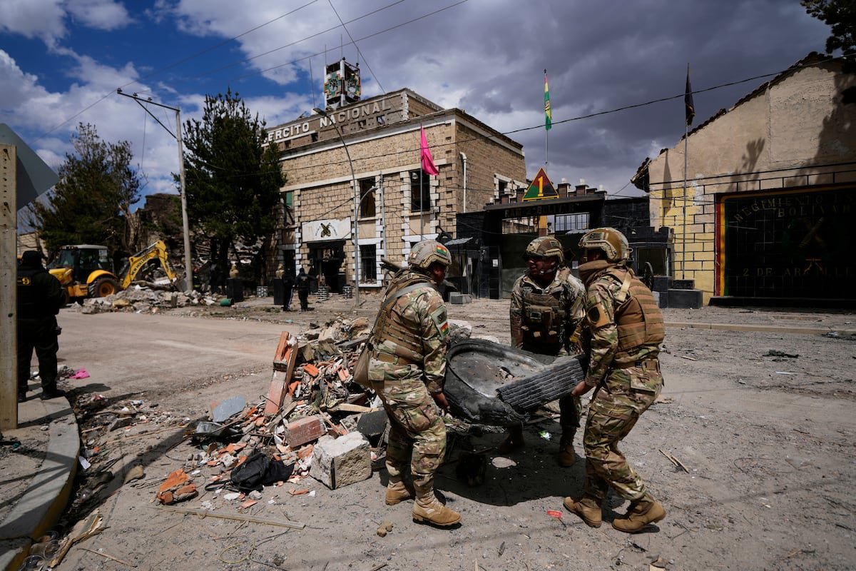 Bolivia busca desaparecidos tras la doble explosión que causó al menos ocho muertos en un cuartel