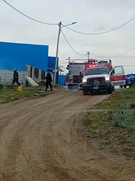 Bomberos combatieron un incendio que destruyó una vivienda en Puerto Deseado