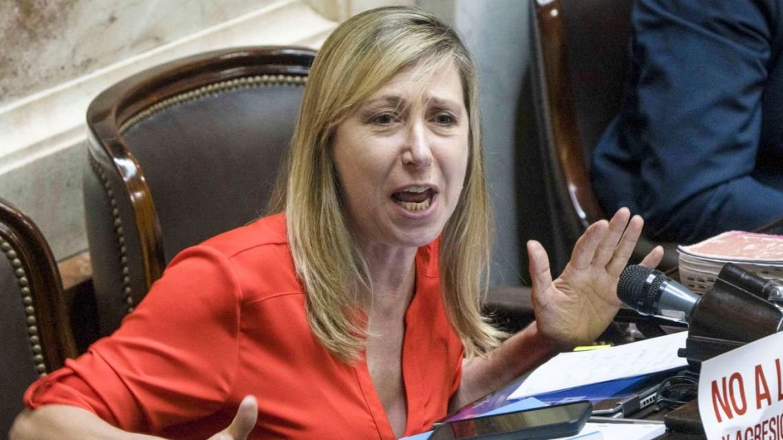 Bregman cuestionó a Milei y aseguró que hay dos opciones: "Bajar la cabeza o desatar una nueva fuerza para terminar con tanto desastre"