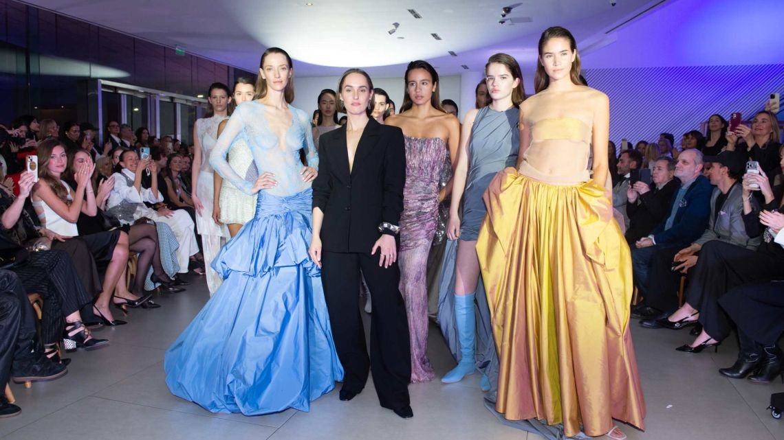 Camila Romano mezcló moda, arte y el pop argentino en su desfile de la Semana de la Alta Costura