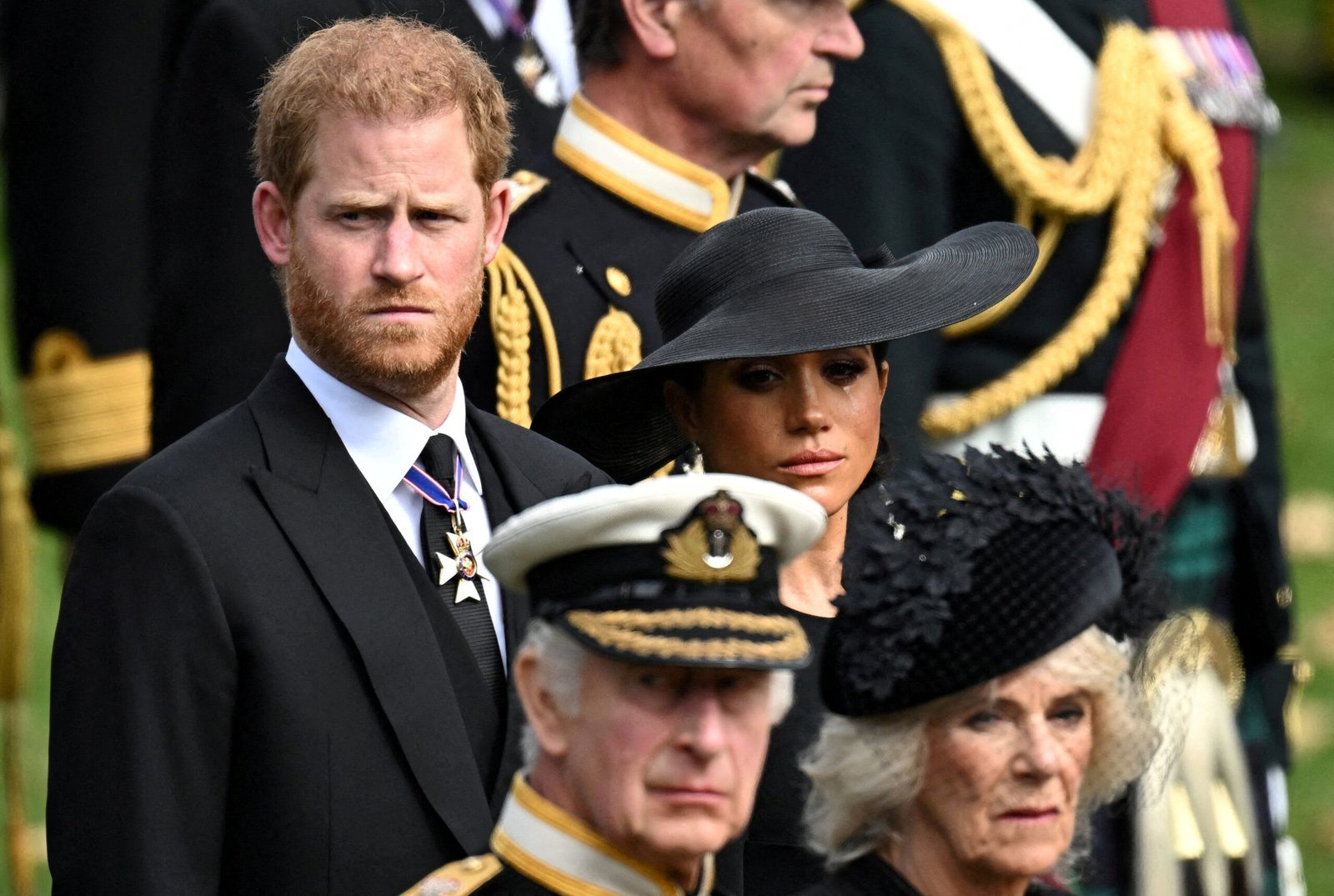 Carlos III reconfirma que Enrique de Inglaterra y Meghan Markle seguirán fuera de la familia real pese a su regreso al Reino Unido