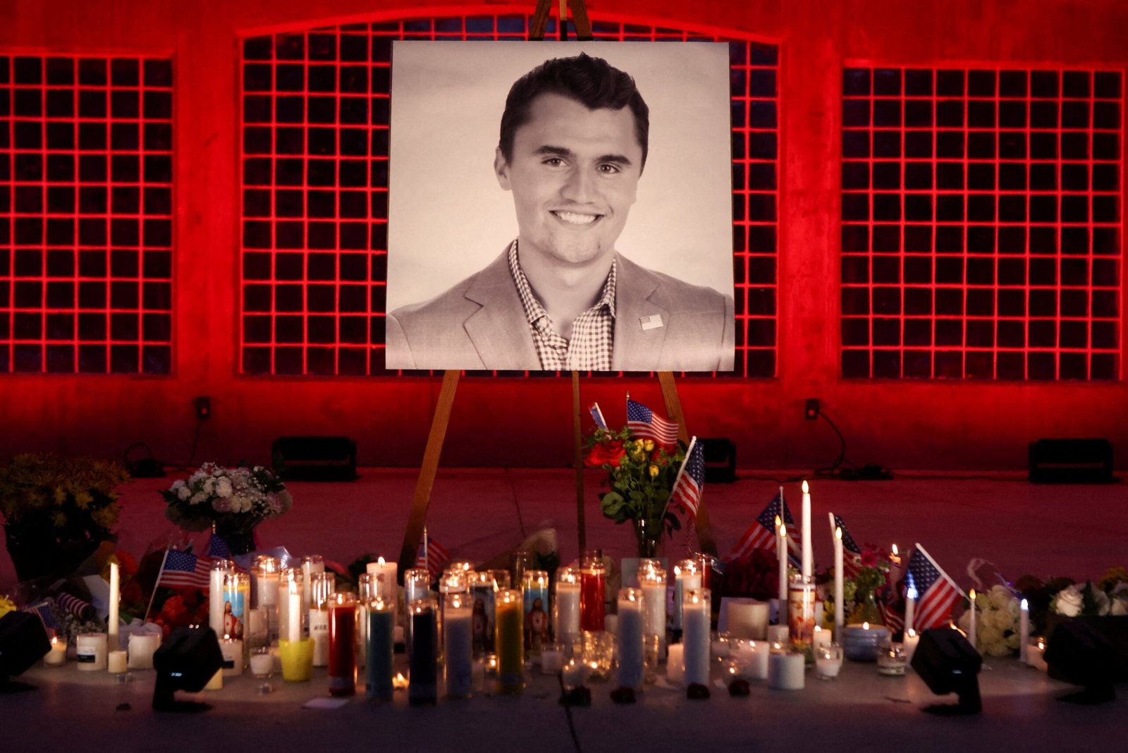 Charlie Kirk es homenajeado en el lugar donde fue asesinado hace un año, entre oraciones y protestas aisladas