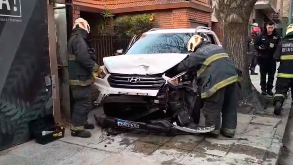 Choque en Palermo: un conductor impactó contra tres autos estacionados y terminó sobre la vereda