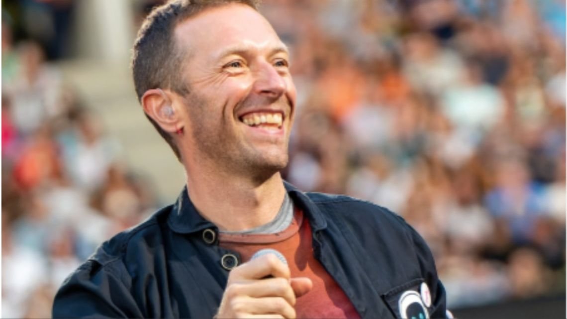 Chris Martin cantó a dúo de forma imprevista con un músico callejero en Londres