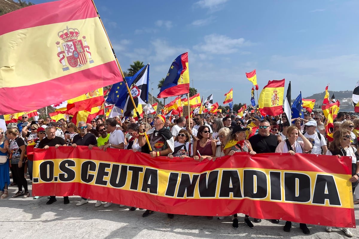 Cientos de ciudadanos marchan hacia la playa del Tarajal en protesta por la crisis migratoria en Ceuta | España