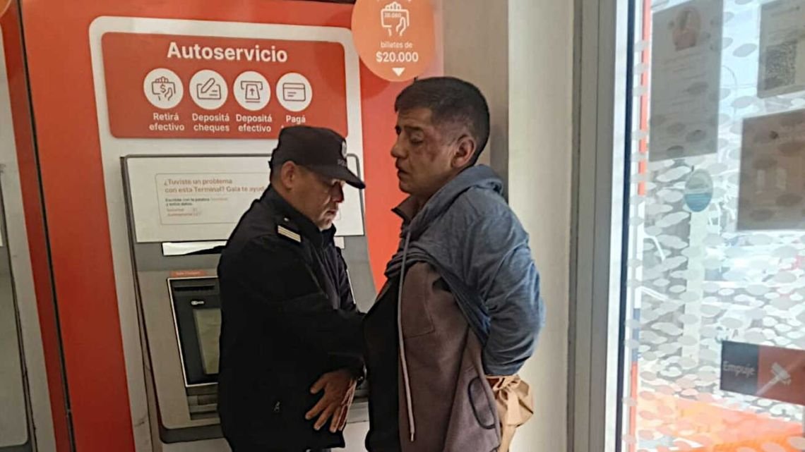 Clientes de un banco molieron a golpes a un ladrón