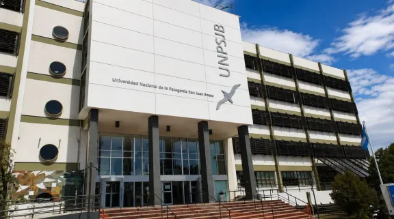 Comodoro: un adolescente cayó desde el techo de la UNPSJB