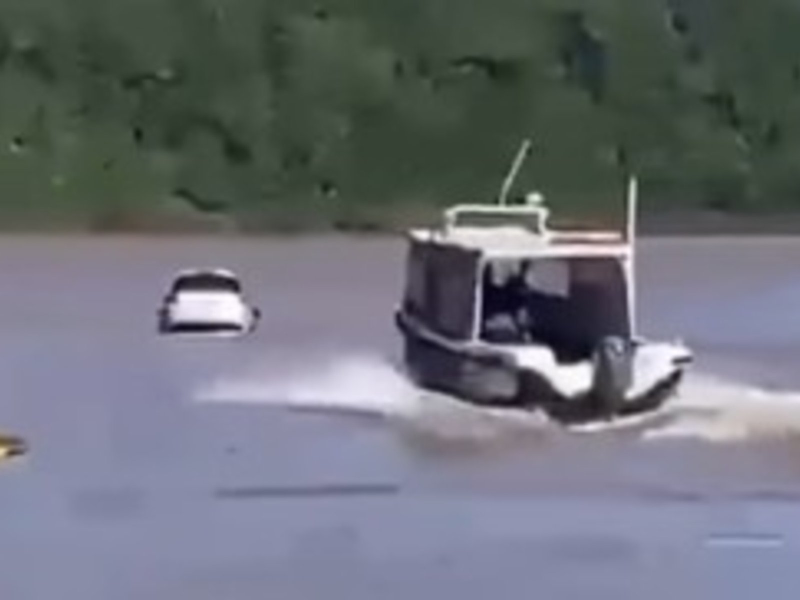 Con el celular en la mano, no oyó las advertencias y cayó con el auto al río Uruguay: lo rescataron justo a tiempo