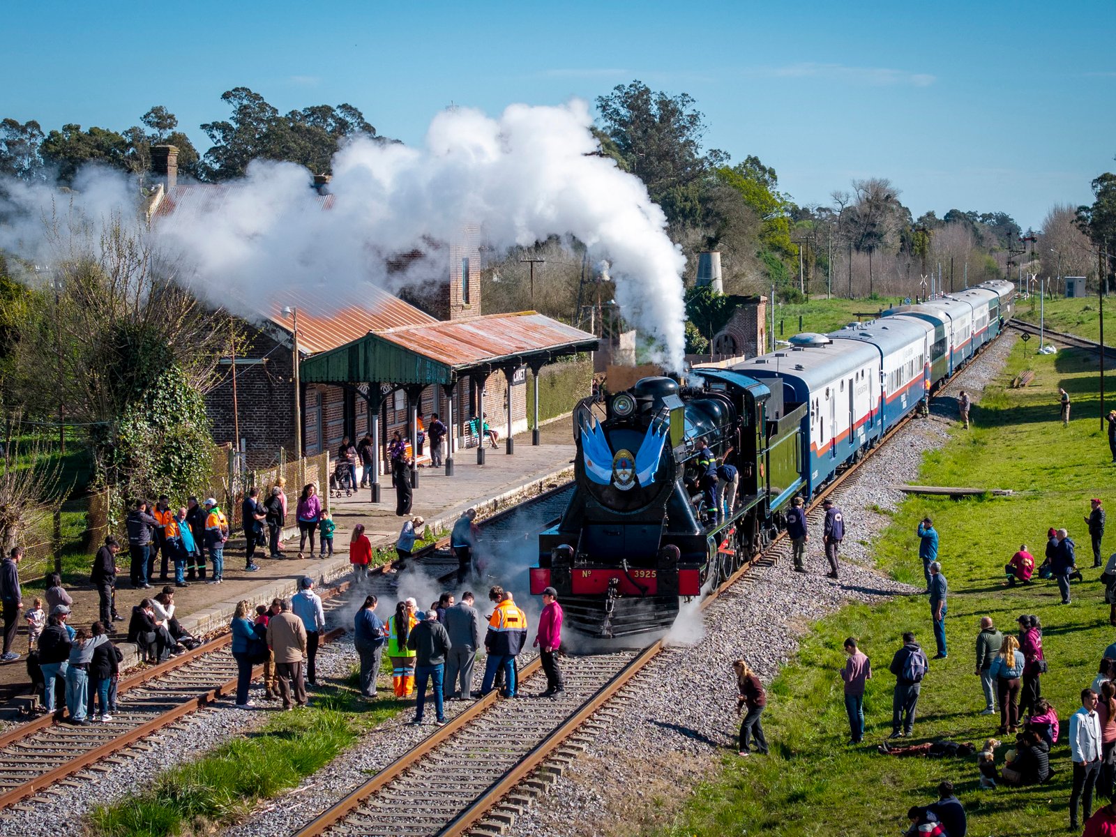 Con emoción y una locomotora a vapor centenaria, Mar del Plata celebró los 140 años de la llegada del tren