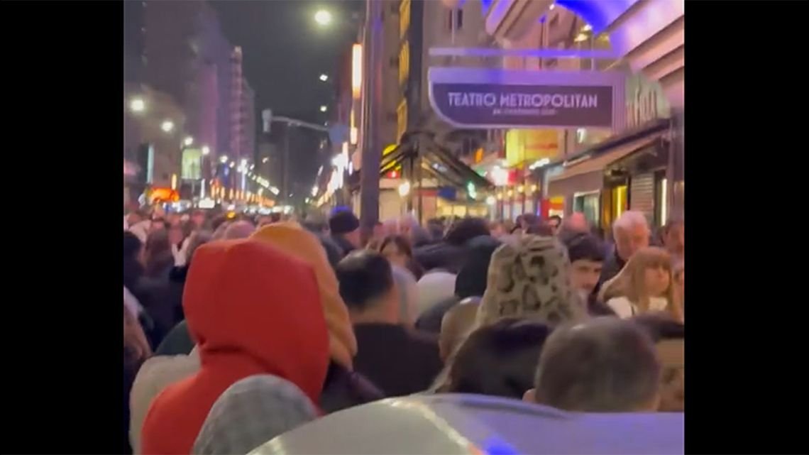 De la 'Batalla cultural' a la 'Batalla de calle Corrientes': Milei y Caputo volvieron a reírse de las críticas