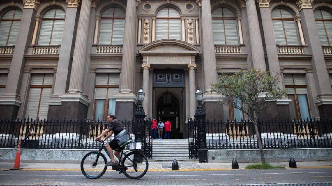 El Banco Central realizó la mayor compra de dólares del mes, pero no pudo evitar una nueva caída de las reservas