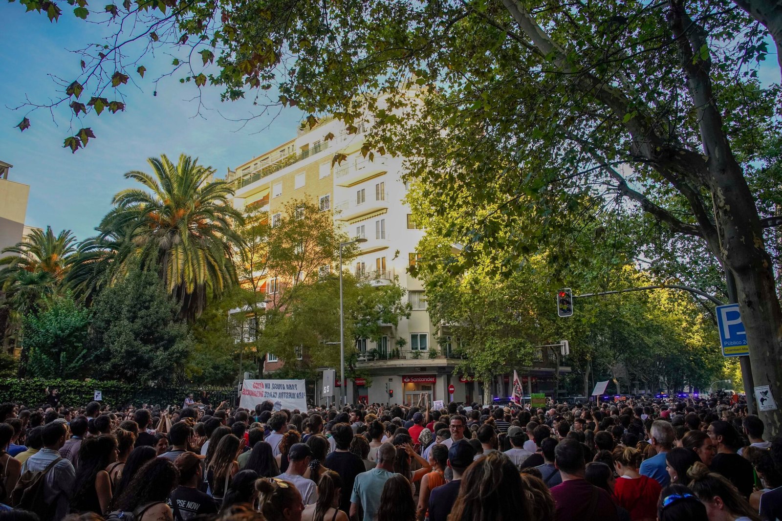 Manifestantes protestan frente al ático comprado por la Comunidad de Madrid por el deshaucio de Maricarmen en Madrid.