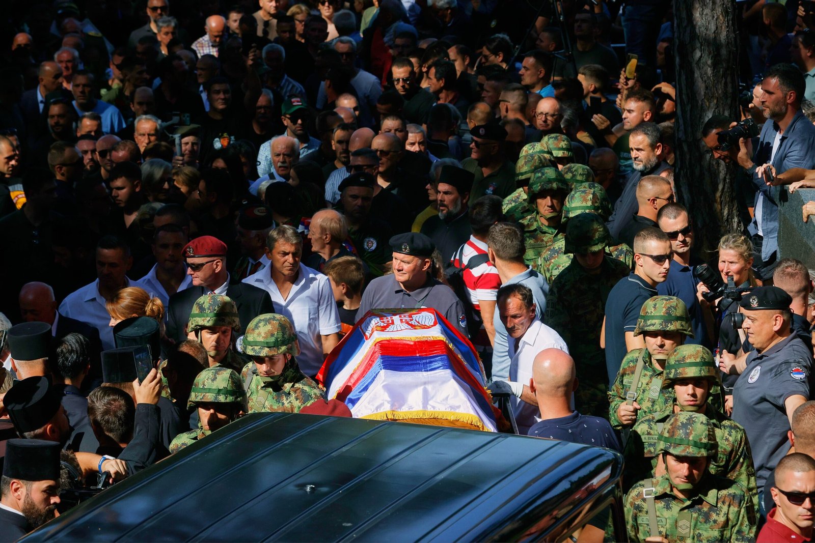 El funeral con honores del criminal de guerra Mladic abre otra grieta entre la UE y Serbia