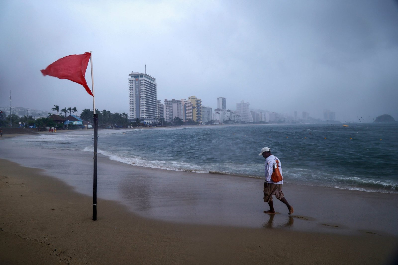 Impacto del huracán 'Polo' en la costa de Acapulco (Guerrero), este miércoles.