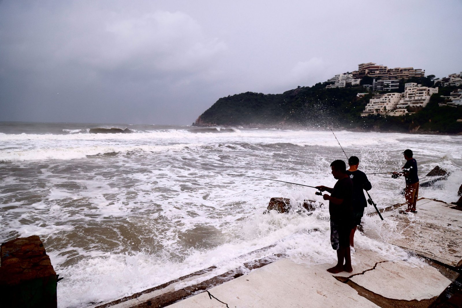Habitantes salen a pescar, previo a la llegada del Huracán ‘Polo’, en Playa Revolcadero, en Acapulco, Guerrero, este miércoles.