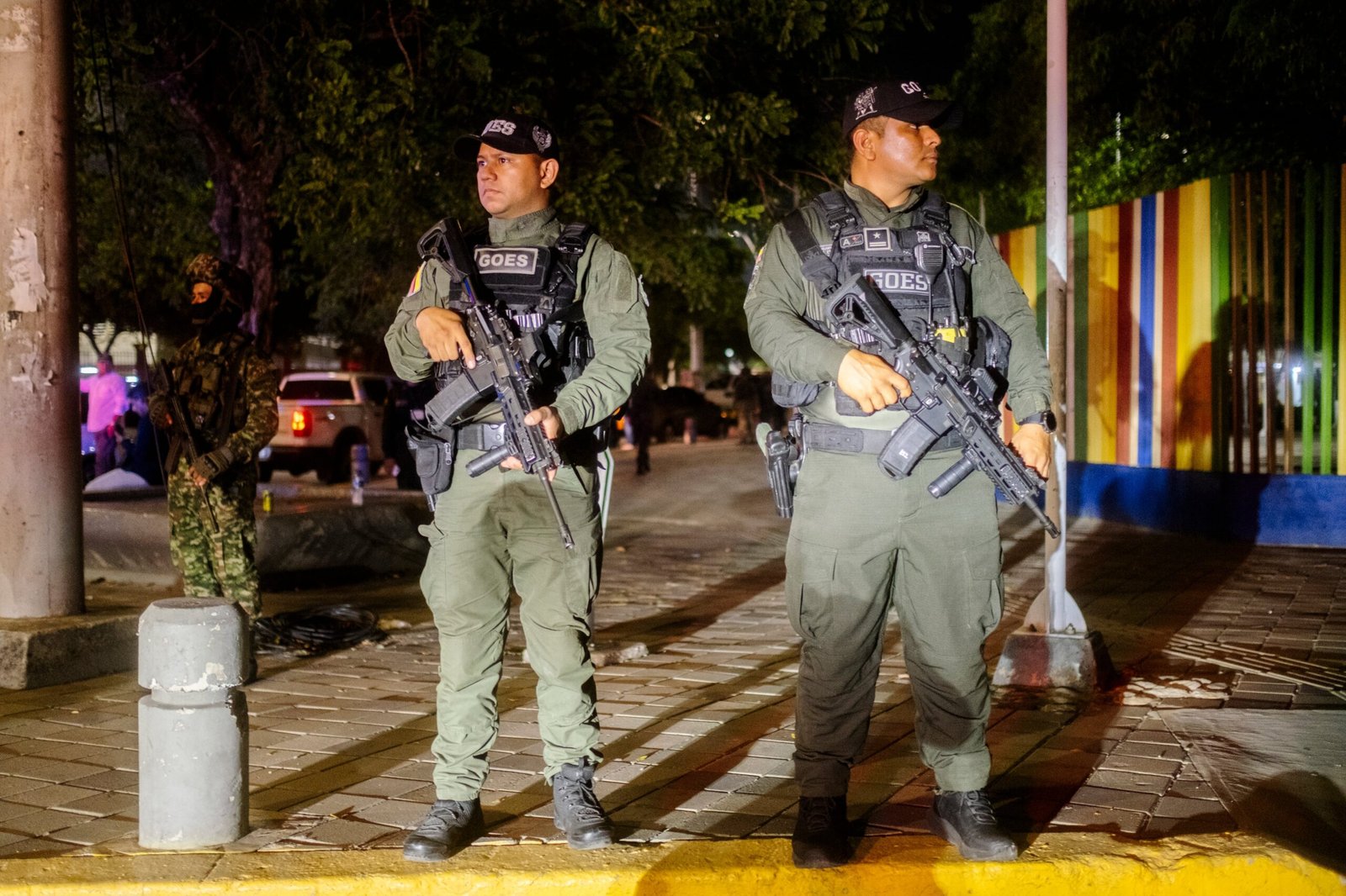 Integrantes del Grupo de Operaciones Especiales (GOES) acompañan la seguridad del presidente durante su visita a Santa Marta, este viernes.