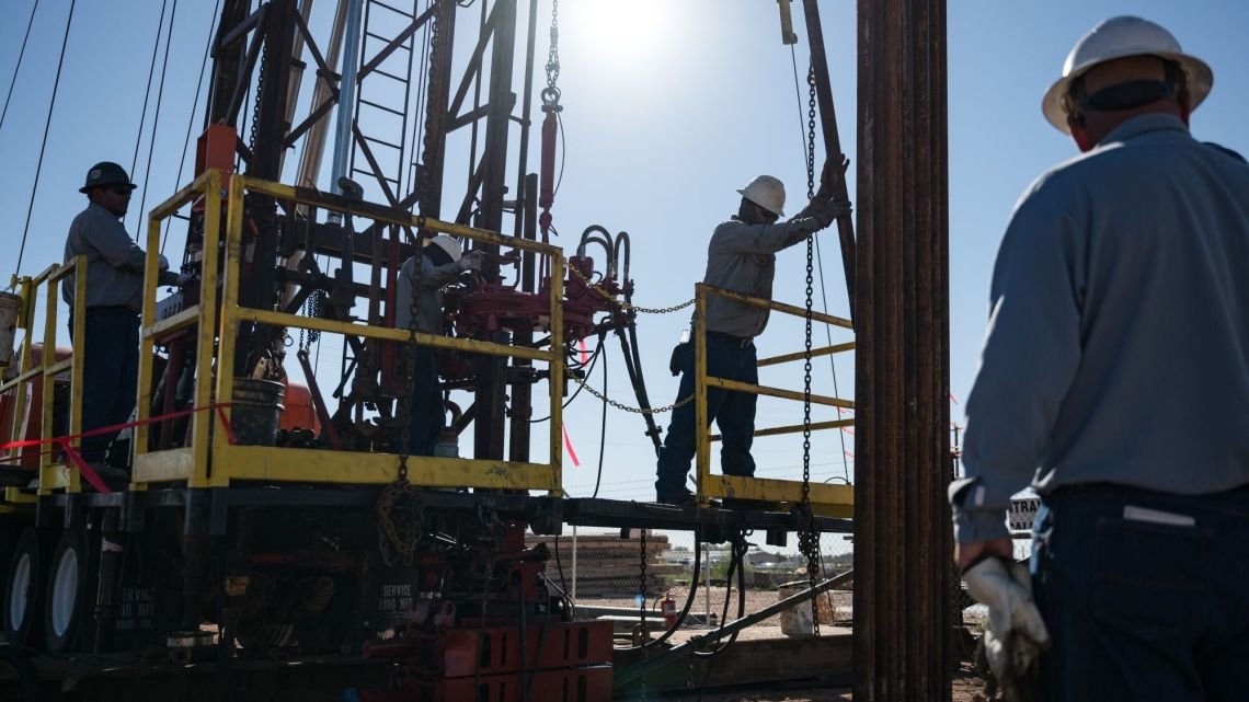 El petróleo volvió a los US$ 100 por la escalada en Medio Oriente y agita el temor por la inflación global