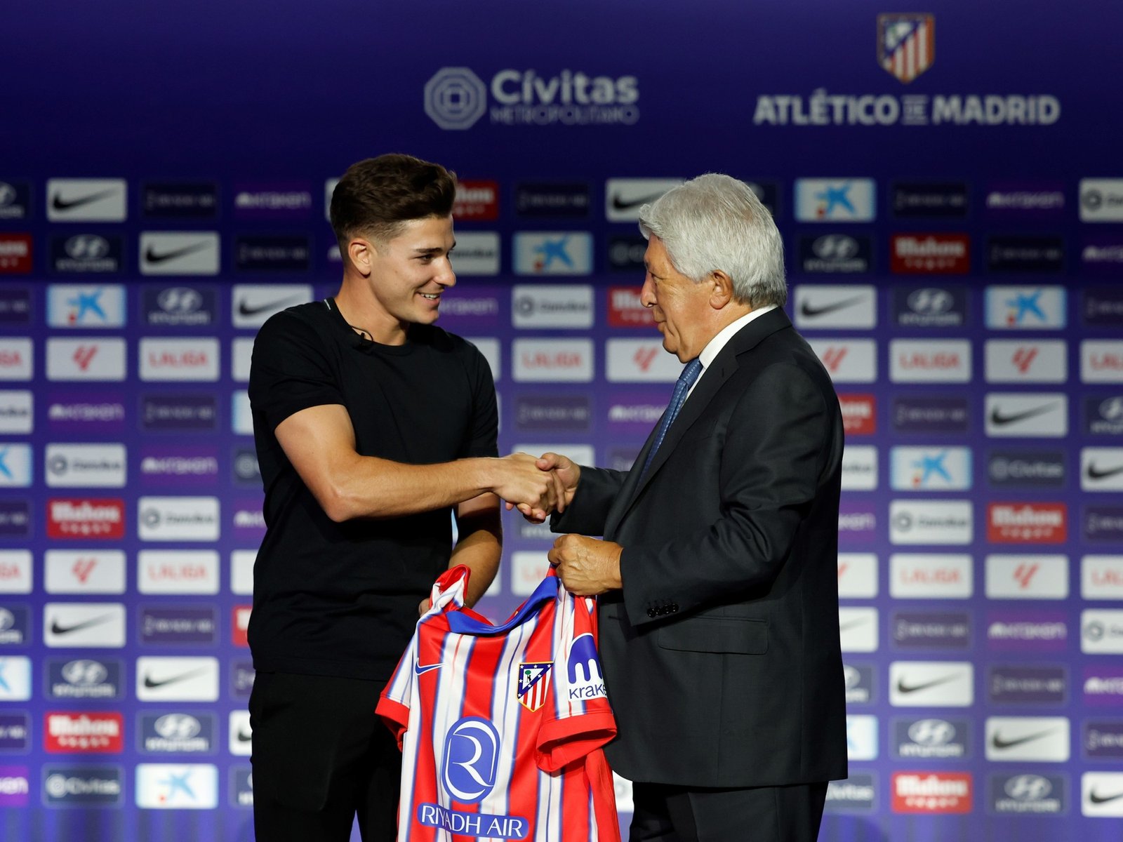 El presidente el Atlético de Madrid habló en el lugar menos pensado y fue contundente sobre el futuro de Julián Alvarez