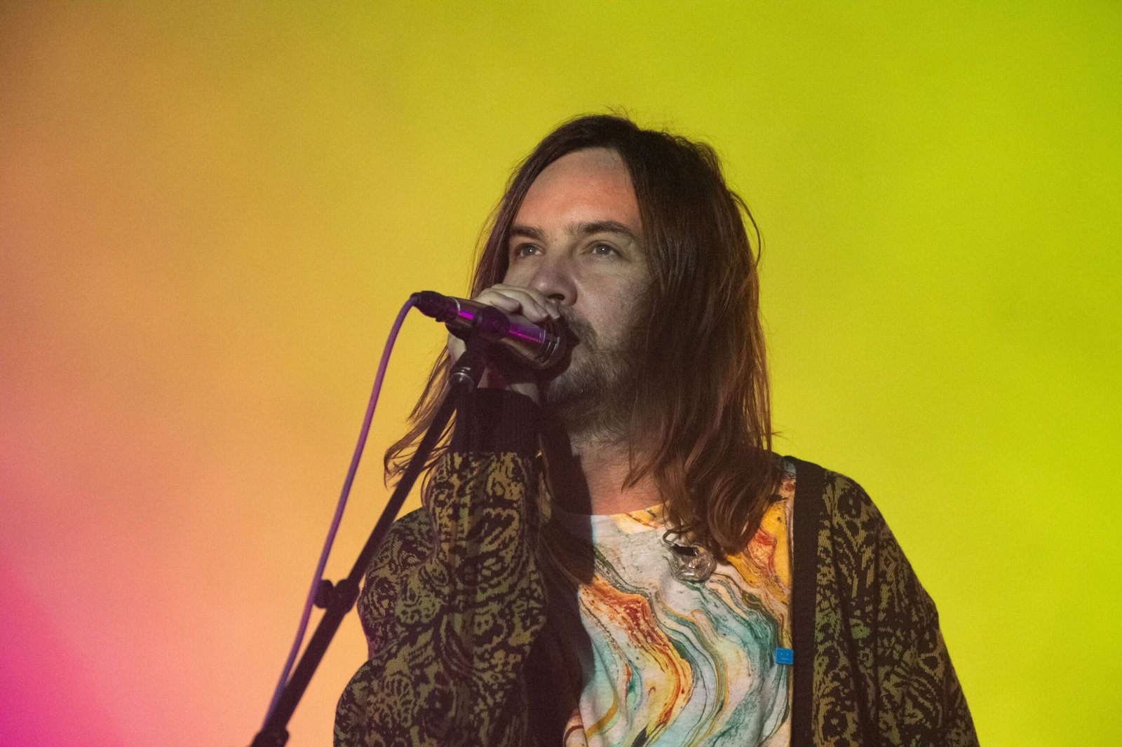 El vocalista de Tame Impala no firmará más autógrafos: “Los coleccionistas empezaron a usar a los niños para conseguir mi firma”
