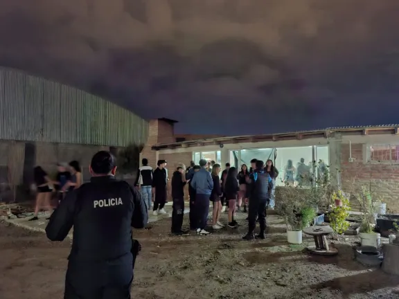 En el Barrio Industrial de Comodoro clausuraron una fiesta clandestina con menores donde había venta de alcohol