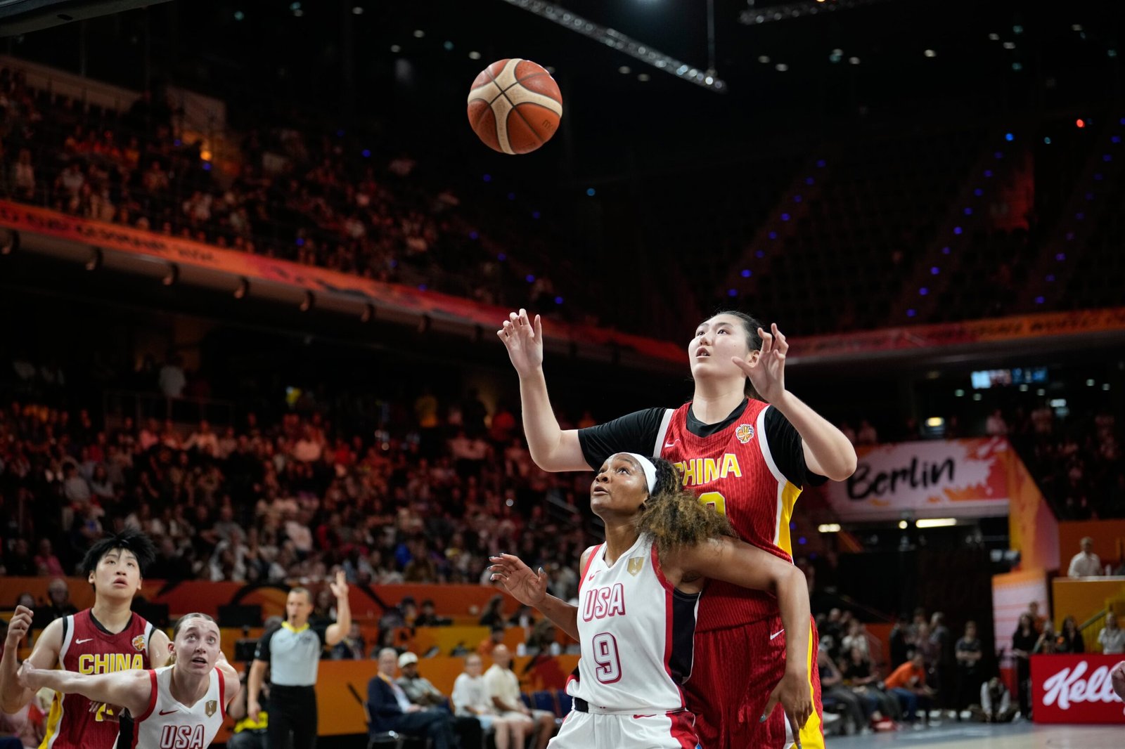 Estados Unidos, con una gran Caitlin Clark, supera a la jugadora más alta de la historia, la china Zhang Ziyu (2,23m)