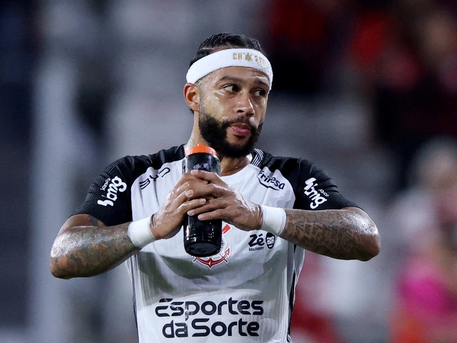 Estudiantes de La Plata denunció a Memphis Depay ante la Conmebol por gestos obscenos hacia la hinchada: qué sanción puede aplicarse