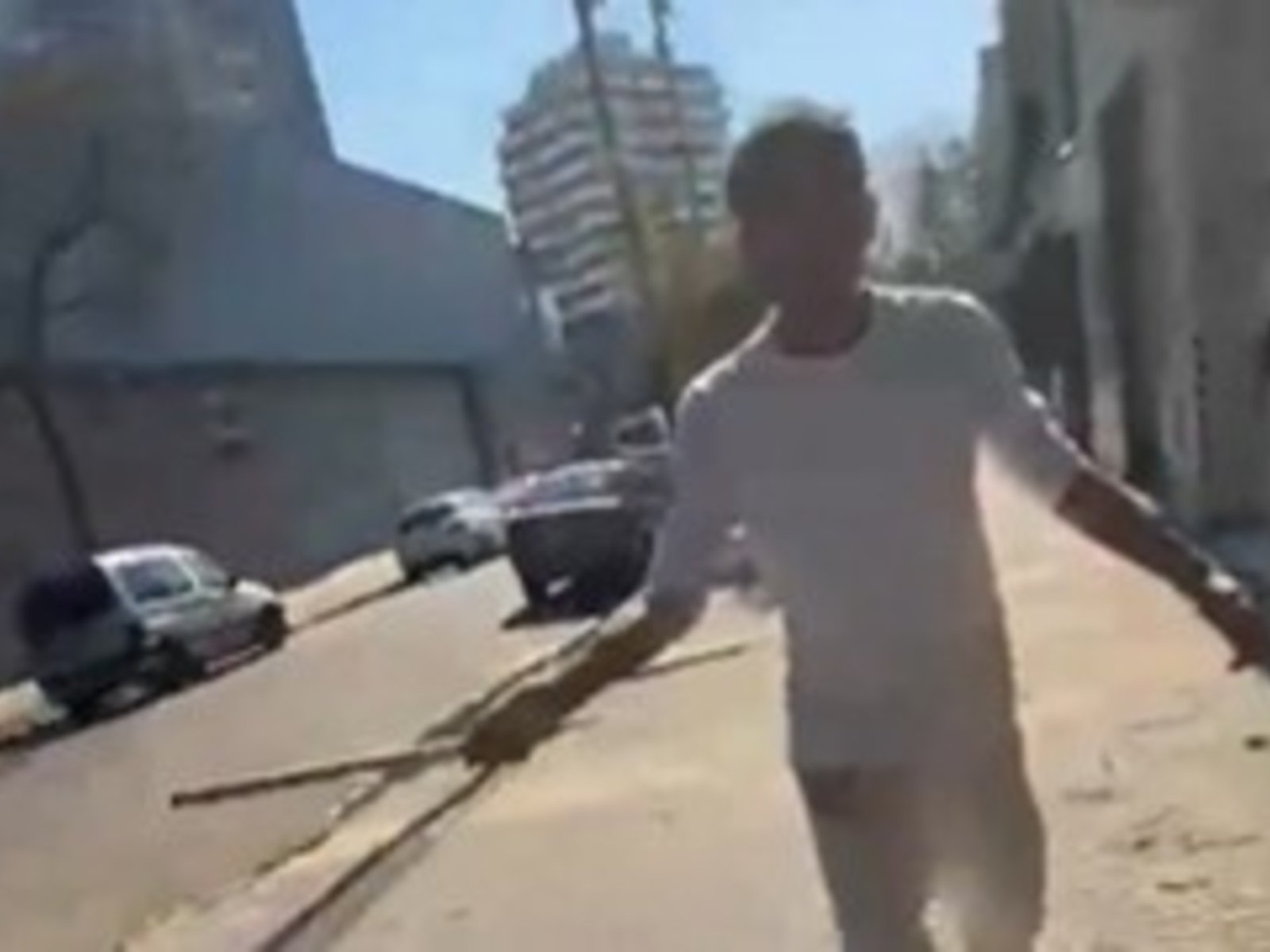 Filmó a empleados de una empresa sacando la basura fuera del horario permitido y quisieron atacarlo con un palo